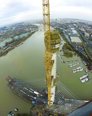 200-метровий опірний стовп для мосту через річку Сава у Белграді зводили чотири роки