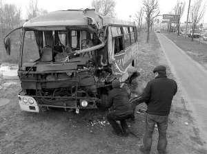 Розбитий мікроавтобус ”Богдан” на столичному проспекті Ватутіна у вівторок уранці