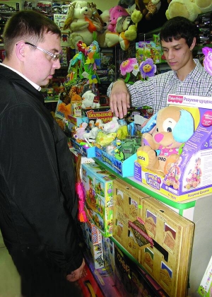 Продавець магазину ”Казковий світ” Сергій показує відвідувачеві інтерактивних каченят