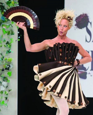 Модель демонструє сукню, зліплену з чорного та білого шоколаду