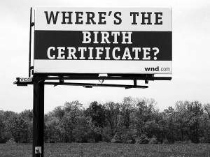Біл-борд у Сполучених штатах Америки з запитанням ”Де сертифікат народження?”