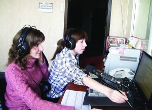 Діджей  уманського радіо ”Мід ФМ” Саша Ягідка (праворуч) веде разом із колегою Альоною Іоновою прямий ефір