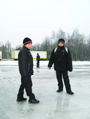 Тарас Табанець (ліворуч) і  Владислав Борисов  у парку Хіміків у Черкасах пробують поверхню катка