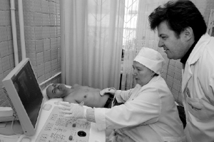 У Київському військовому госпіталі пацієнтові роблять  ультразвукове дослідження органів черевної порожнини
