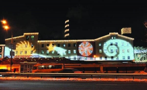 Цехи столичної кондитерської фабрики ”Рошен” прикрасили гірляндами загальною довжиною понад 150 кілометрів
