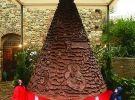 10-метрову шоколадну  ялинку в центрі  Парижа виливали місяць