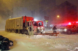 Водій машини, що прибирає сніг у Нью-Йорку, зупинився, щоб витягнути із заметів інші автівки
