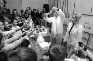 Чоловік розтягує карамель перед дітьми в розважальному центрі на базі заводу ”Рошен” у Вінниці