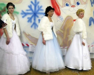 Учасниці конкурсу краси в полтавському ЖЕКу №4 (зліва направо) Оксана Кисла, Наталія Гнатенко та  Анна Щербина