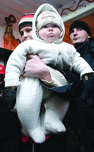 Наталія Сидь, дружина співака Олега Скрипки, тримає на руках доньку