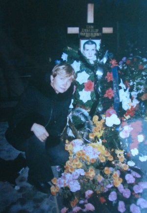 Ольга Наам на могилі сина Олександра у 2005 році