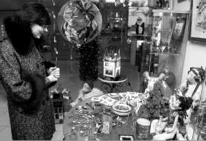 ”Регіоналка” Ірина Горіна купує новорічні подарунки в торговому центрі ”Метроград” у центрі Києва