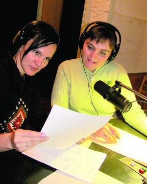 Діджеї радіо ”Ваша хвиля” Ольга Люта (ліворуч) і Світлана Ісаєнко ведуть прямий ефір