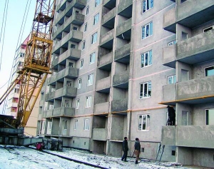 У вівторок, 4 січня, будівельники вставляють вікна у 10-поверховому будинку по вулиці Башкирцевої, 37