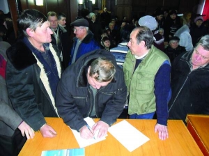 Працівники вінницького авіаційного заводу на зборах колективу ставлять підписи проти порушення кримінальної справи щодо невиплати зарплати дирекцією заводу