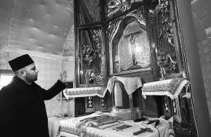 Отець Андрій Лукачик молиться біля ікони Розп’яття