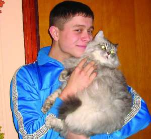Іса Онбаши з Тернополя тримає на руках кота Кузю