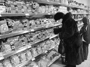 Жителька міста Умані Черкаської області бере упаковку рису 4 січня зранку в супермаркеті ”АТБ”