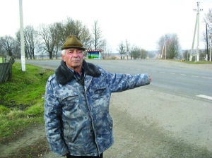 Володимир Синявський показує перехрестя, на якому у його ВАЗ-2101 в’їхала інша машина