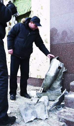 Слідчі оглядають залишки пам’ятника Йосипу Сталіну після вибуху, що стався у Запоріжжі 31 грудня