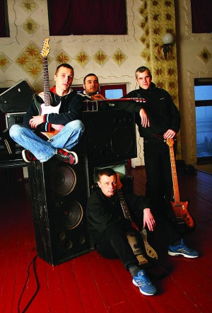 Роман Чубенко (стоїть із гітарою праворуч) з товаришами в Полтавській виправній колонії номер 64