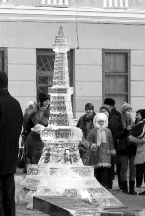 На Театральну площу у Вінниці з’їжджалися охочі сфотографуватися біля льодяної Ейфелевої вежі