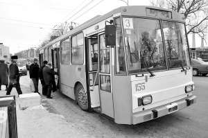 Люди заходять у тролейбус ”шкода” №115