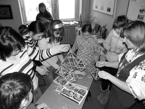 Наталія Лавренюк (на фото праворуч) проводить майстер-клас для учнів Ладижинської школи №4.