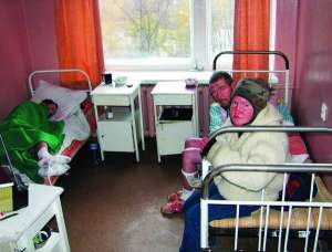 Безпритульні Тетяна, Віталій та Михайло (лежить) у палаті третьої міської лікарні Черкас