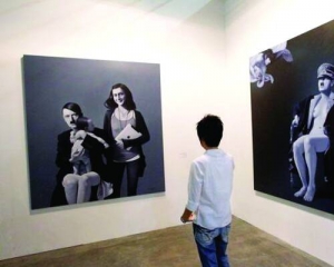 Художник Рональд Маннулланг виставив серію картин про Гітлера в галереї індонезійського міста Санчабактаїр