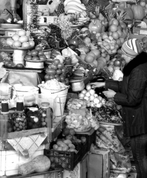 Крупні томати продають на столичному Житньому ринку по 70 гривень за кілограм