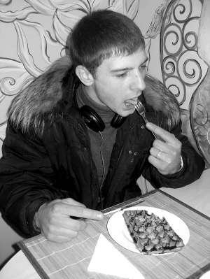 Микола Щупак куштує льєжські вафлі із шоколадом