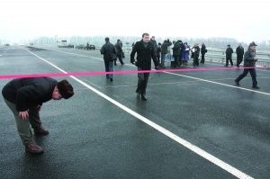 Четвер, 13 січня, 11.00. На мосту, через який проходить об’їзна дорога навколо райцентру Калинівка Вінницької області, чекають віце-прем’єр-міністра України Бориса Колеснікова