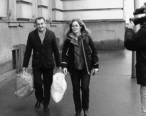 Екс-міністр економіки Богдан Данилишин іде вулицею Праги зі своїм чеським адвокатом Мариною Махітковою 