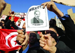 Тунісці, що живуть у Франції, спалюють портрет президента Тунісу — Зін аль-Абідіна бен Алі