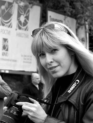 Киянка Олена Білозерська фотографує і описує на своїй сторінці в Інтернеті акції протесту