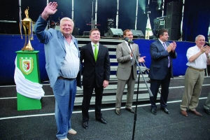 Анатолій Кукоба (ліворуч) 3 липня 2009 року на стадіоні на вшануванні футбольного клубу ”Ворскла” з нагоди завоювання Кубка України