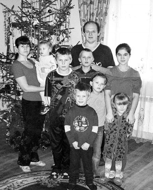 Цього року подружжя Оксюковських відзначали новорічні свята разом з рідними та прийомними дітьми
