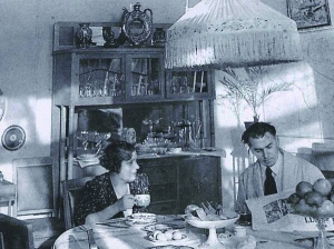 Павло Тичина із дружиною Лідією Папарук у їхній київській квартирі, 19 січня 1941 року