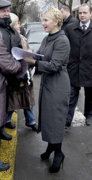 18 січня. Екс-прем’єр Юлія Тимошенко прийшла на допит у Головне слідче управління Генпрокуратури у темно-сірому пальто та чорних туфлях