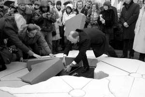 22 січня. На столичній Контрактовій площі Арсеній Яценюк із однодумцями склав 160-метрову карту України з пінопласту
