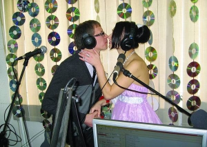 Ірина Тітовська цілує свого чоловіка Сергія Гончара під час весільної церемонії на черкаському радіо ”Далматін 101.0 ФM”