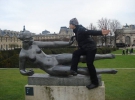 Танцівник Сергій Костецький біля пам’ятника на одній з вулиць Парижа