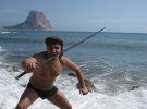 Лідер гурту ”Мандри” Фома на одному з іспанських пляжів вправлявся самурайським мечем