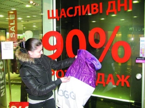 Полтавка Руслана Яковенко показує фірмову куртку, яку придбала на розпродажі в магазині ”Оґґі” за 239 гривень