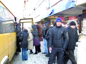 Полтавці чекають маршрутки на зупинці по вулиці Леніна