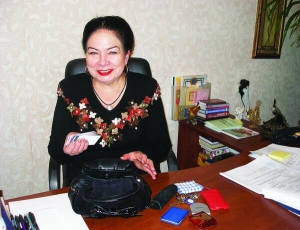 Начальник вінницького міського рацсу Галина Левицька показує, що поміщається у її сумочку