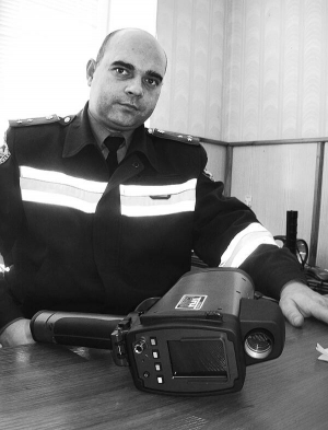 Старший інспектор Уманської окремої роти дорожньо-патрульної служби Сергій Осауленко показує новий радар ”Трукам”