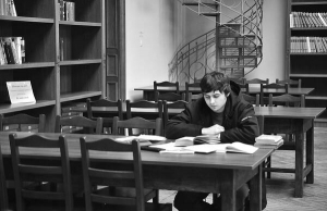 В обідню пору у п’ятницю, 21 січня, у читальному залі наукової бібліотеки Львівського національного університету імені Івана Франка читали книги троє студентів
