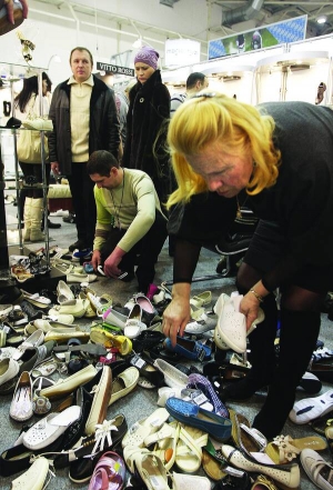 Відвідувачі розглядають взуття на виставці в Міжнародному виставковому центрі у Києві